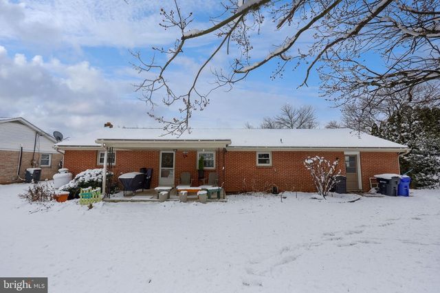 811 W MAIN ST, New Holland, PA 17557