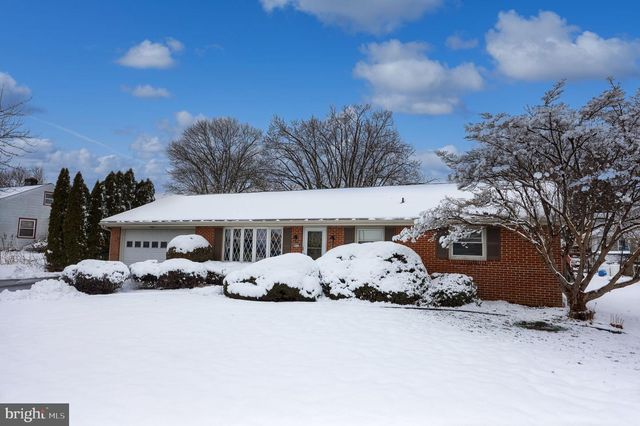 811 W MAIN ST, New Holland, PA 17557