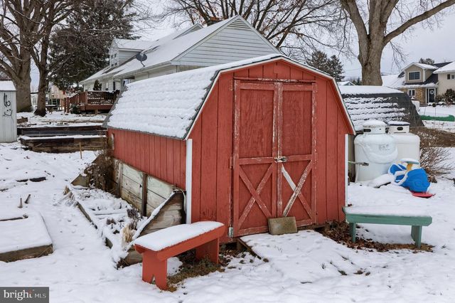 811 W MAIN ST, New Holland, PA 17557