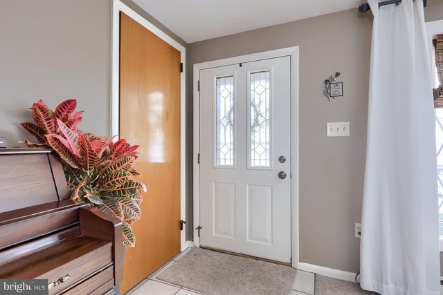 811 W MAIN ST, New Holland, PA 17557