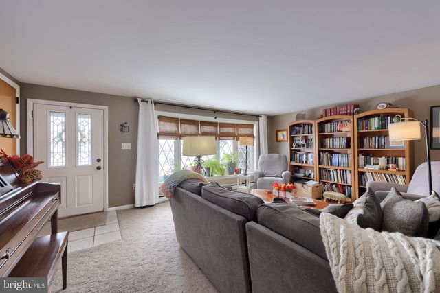 811 W MAIN ST, New Holland, PA 17557