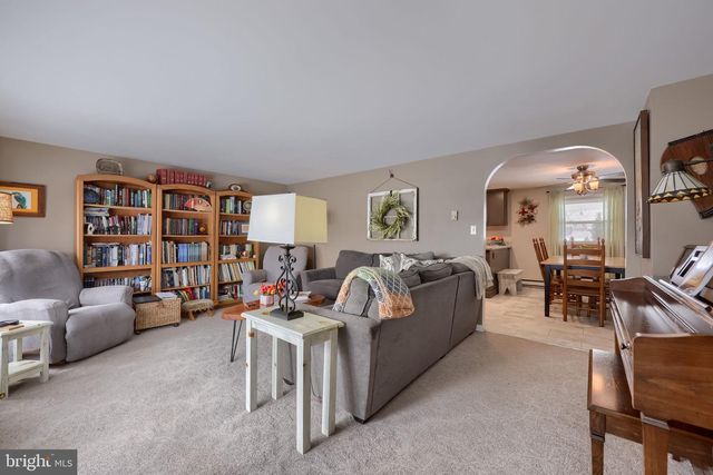 811 W MAIN ST, New Holland, PA 17557