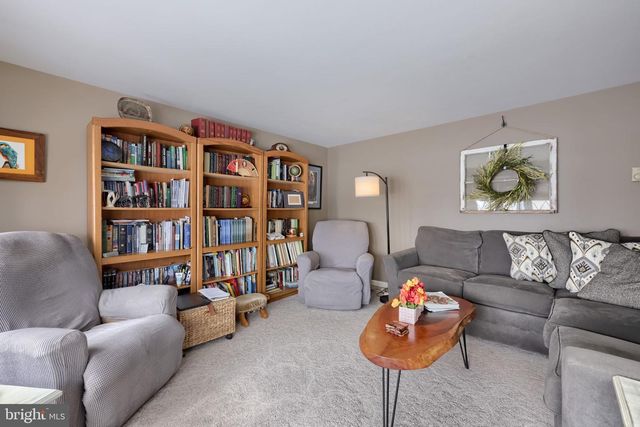 811 W MAIN ST, New Holland, PA 17557