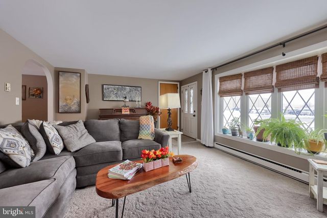 811 W MAIN ST, New Holland, PA 17557