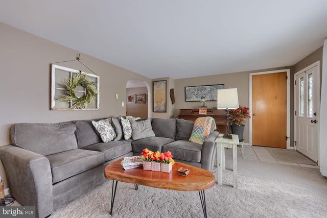 811 W MAIN ST, New Holland, PA 17557