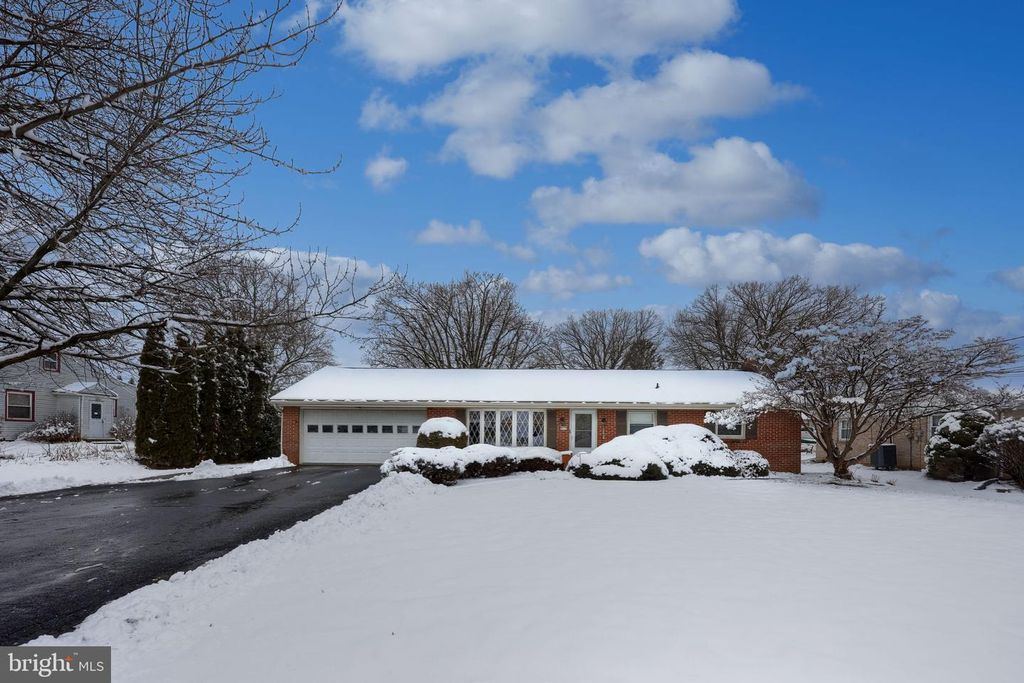 811 W MAIN ST, New Holland, PA 17557