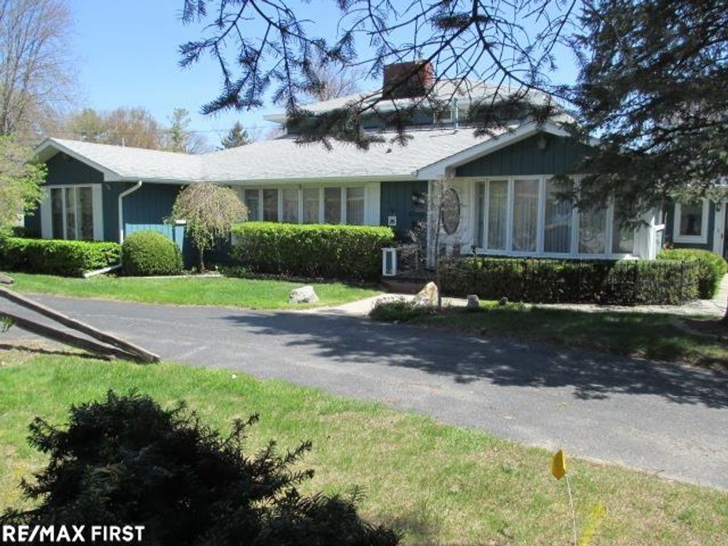 6004 Lakeshore Road, Burtchville Twp, MI 48059