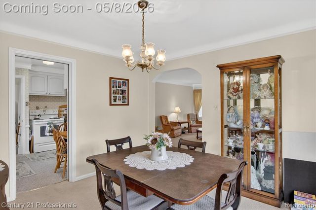 15985 Oak Drive, Livonia, MI 48154