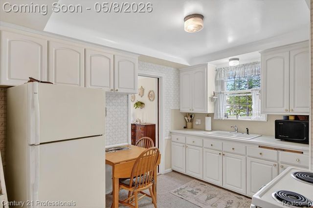 15985 Oak Drive, Livonia, MI 48154