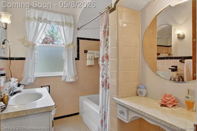 15985 Oak Drive, Livonia, MI 48154