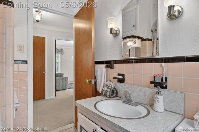 15985 Oak Drive, Livonia, MI 48154