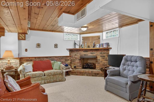 15985 Oak Drive, Livonia, MI 48154