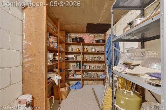 15985 Oak Drive, Livonia, MI 48154