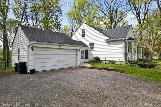 15985 Oak Drive, Livonia, MI 48154
