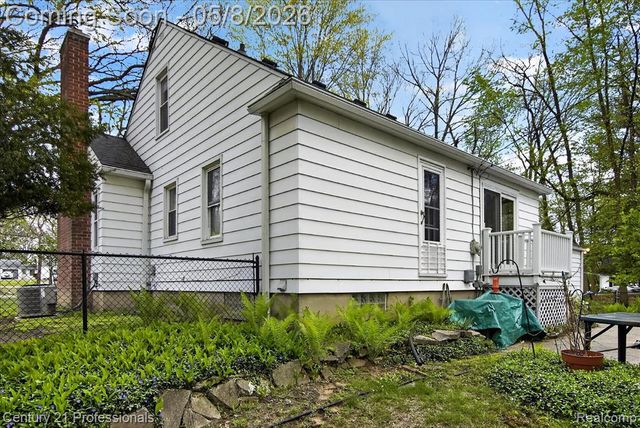 15985 Oak Drive, Livonia, MI 48154