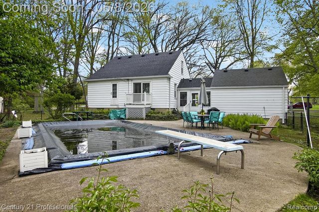 15985 Oak Drive, Livonia, MI 48154