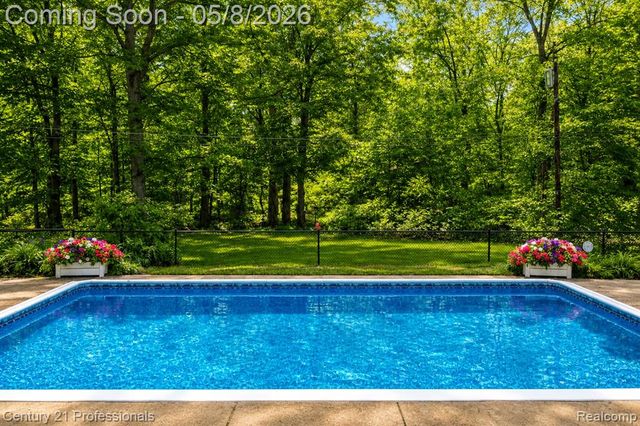 15985 Oak Drive, Livonia, MI 48154