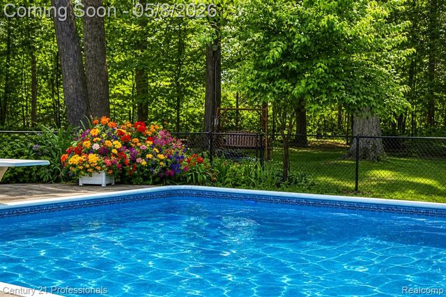 15985 Oak Drive, Livonia, MI 48154