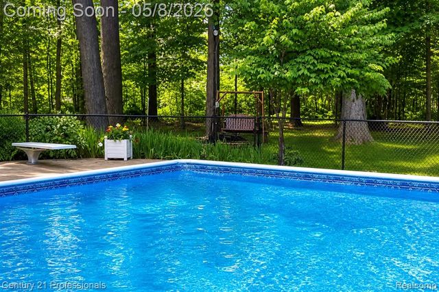 15985 Oak Drive, Livonia, MI 48154