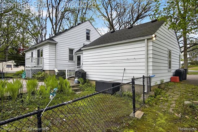 15985 Oak Drive, Livonia, MI 48154