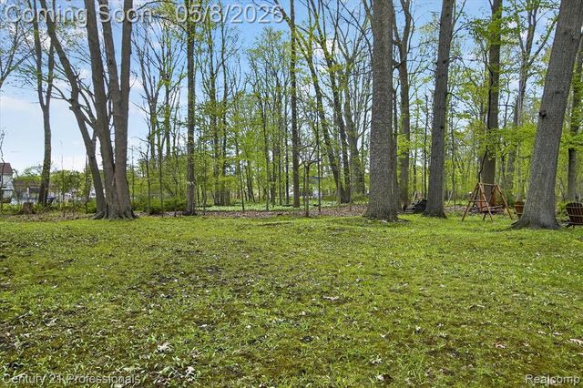 15985 Oak Drive, Livonia, MI 48154