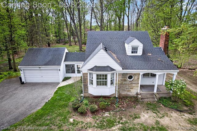 15985 Oak Drive, Livonia, MI 48154
