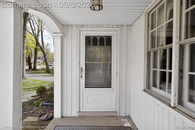 15985 Oak Drive, Livonia, MI 48154