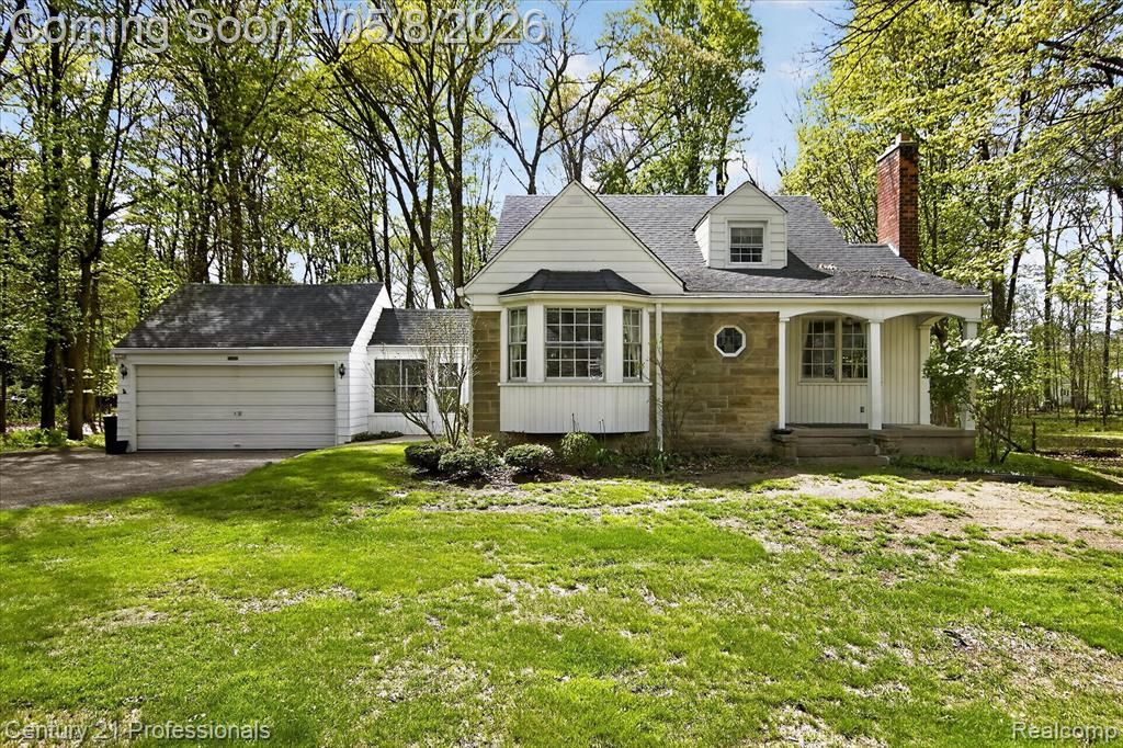 15985 Oak Drive, Livonia, MI 48154