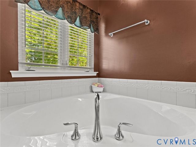 5676 Hogan Bridge Dr, New Kent, VA 23140