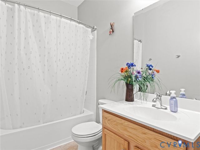 5676 Hogan Bridge Dr, New Kent, VA 23140