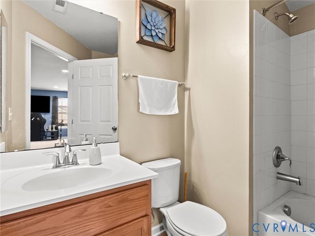 5676 Hogan Bridge Dr, New Kent, VA 23140