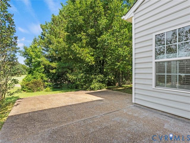 5676 Hogan Bridge Dr, New Kent, VA 23140