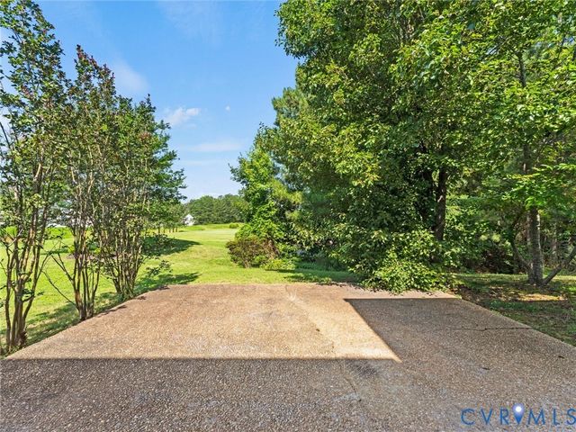 5676 Hogan Bridge Dr, New Kent, VA 23140