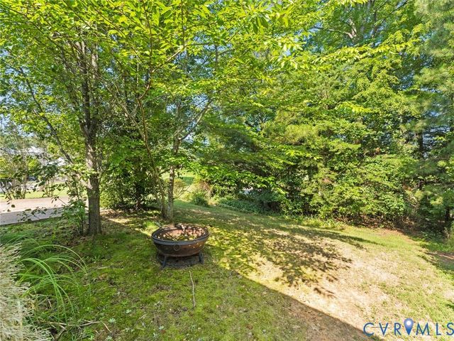 5676 Hogan Bridge Dr, New Kent, VA 23140