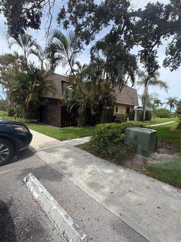 4804 Waterview Cir, Palm Springs, FL 33461