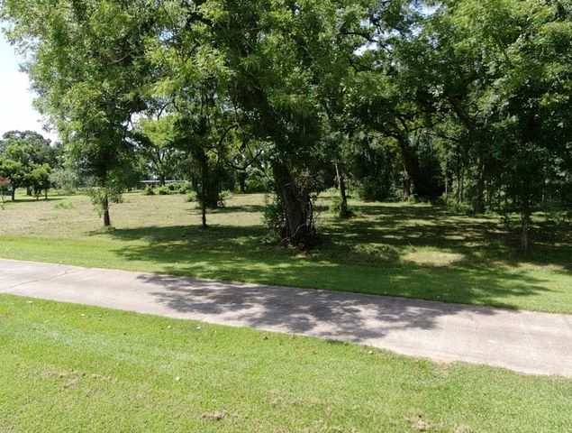 130 Sally Lake Court, Angleton, TX 77515