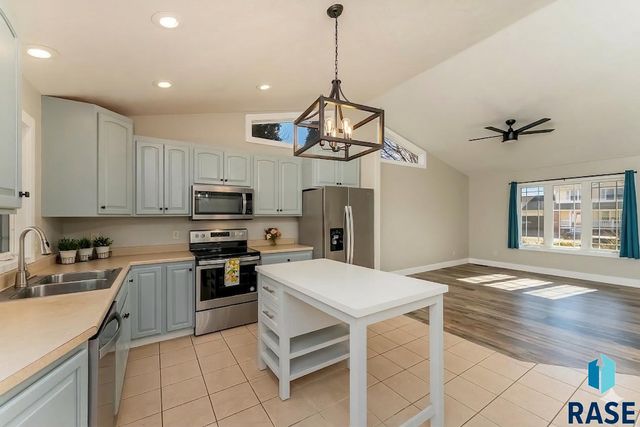 2200 E 63rd St Street, Sioux Falls, SD 57108