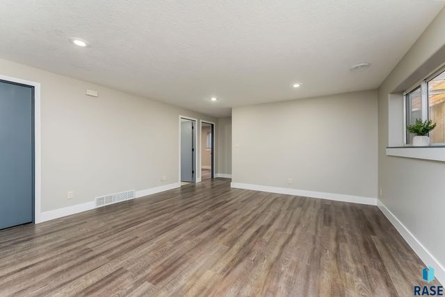 2200 E 63rd St Street, Sioux Falls, SD 57108