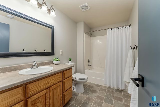 2200 E 63rd St Street, Sioux Falls, SD 57108