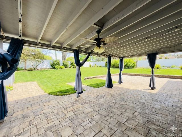 10 Kings Park Road, Commack, NY 11725