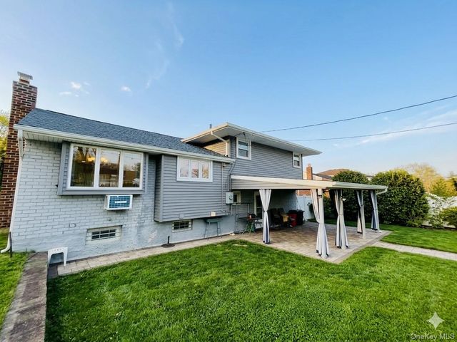 10 Kings Park Road, Commack, NY 11725