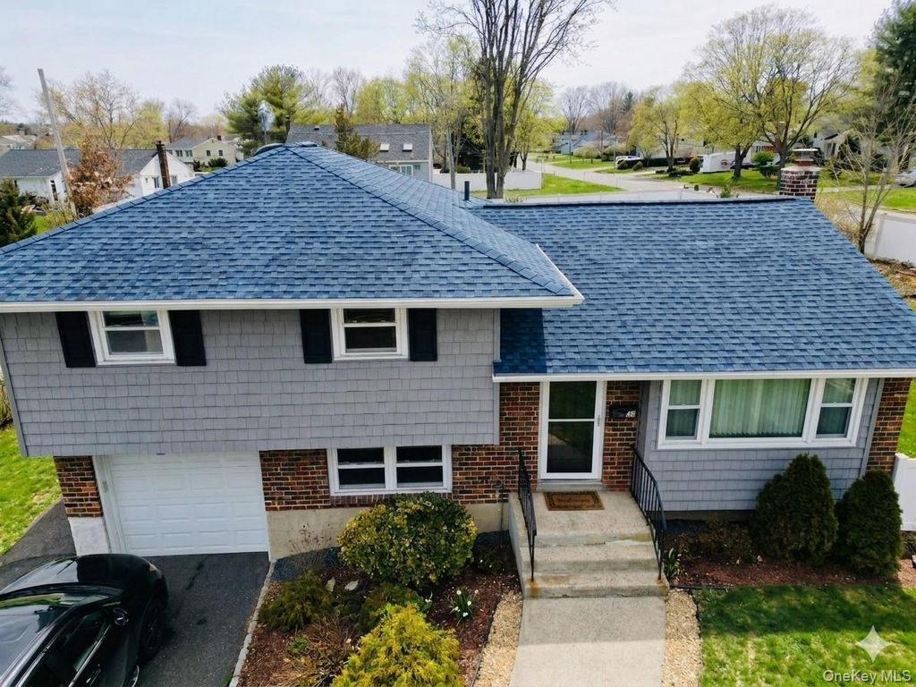 10 Kings Park Road, Commack, NY 11725
