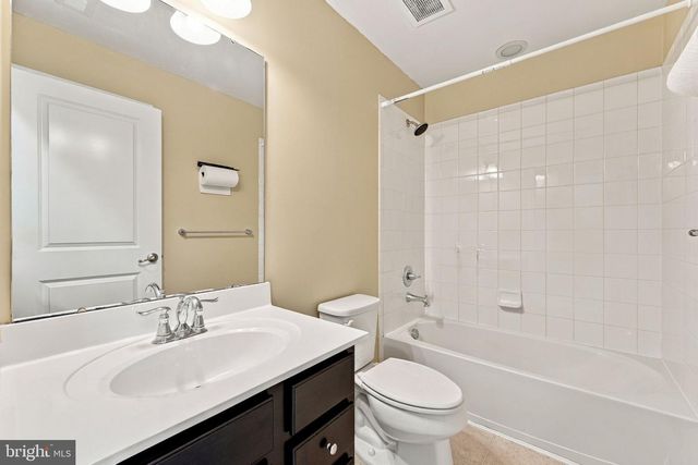 175 VILLAGE GREEN LN, Sicklerville, NJ 08081