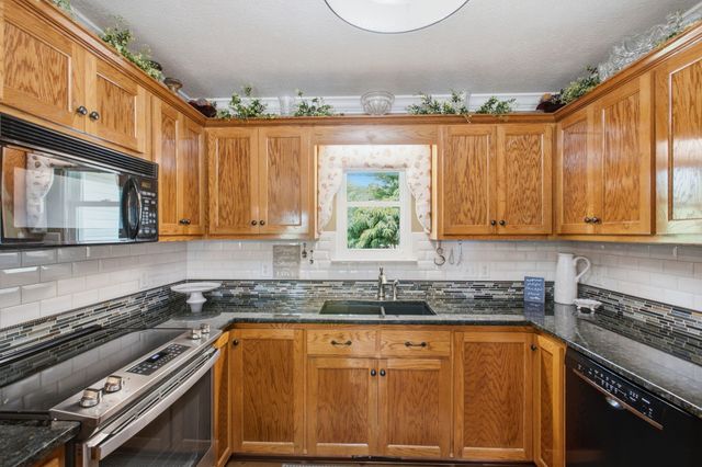502 Fawn Ct, Burns, TN 37029