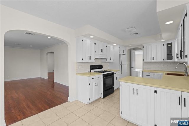 29 Graham Terrace, Saddle Brook, NJ 07663