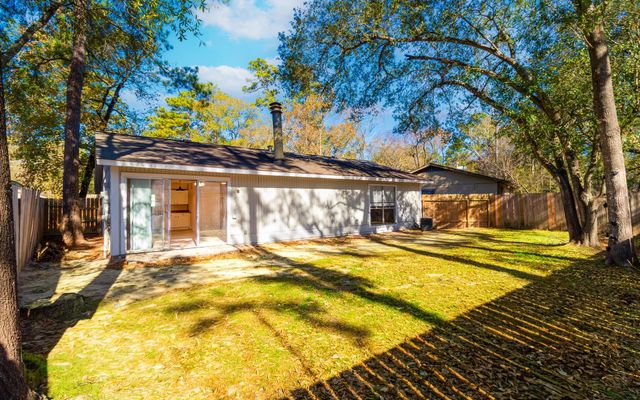 6 Red Deer Lane, Spring, TX 77380