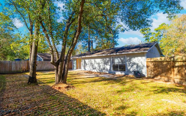 6 Red Deer Lane, Spring, TX 77380