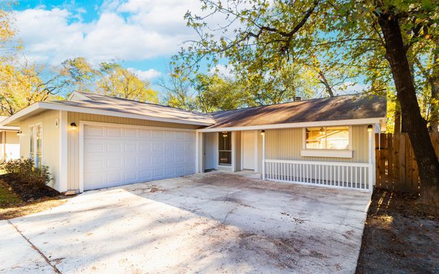 6 Red Deer Lane, Spring, TX 77380