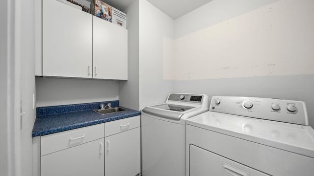 831 Whispering Oaks Drive, Giddings, TX 78942