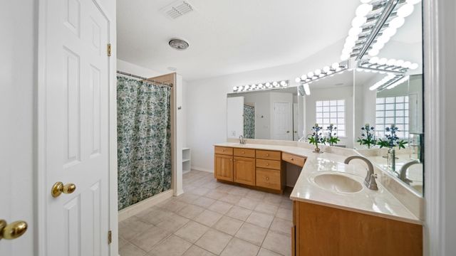 831 Whispering Oaks Drive, Giddings, TX 78942